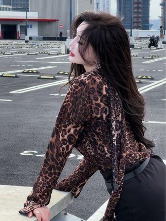 周妍希拍摄现场视频合集解锁她的拍摄幕后故事，每一帧都充满诱惑