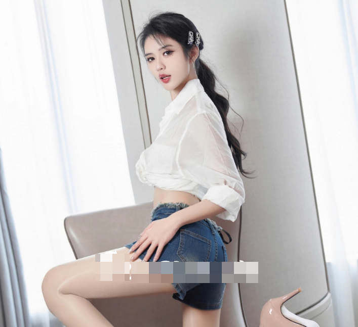 浅浅Danny白T恤牛仔短裙性感写真作品,展现她的诱人魅力 浅浅Danny白T恤牛仔短裙性感写真作品,展现她的诱人魅力