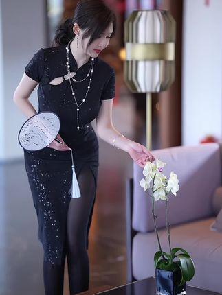 尤蜜荟性感女神周妍希紫色连衣裙与黑丝系列