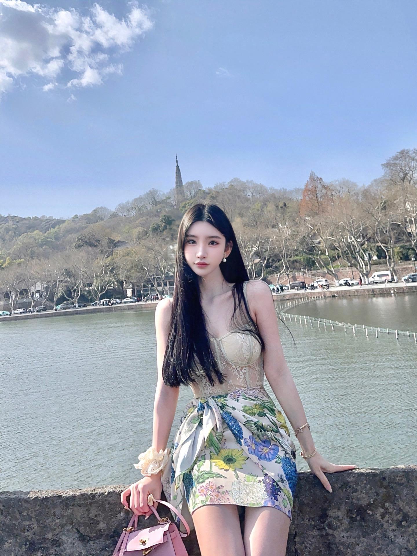 秀人极品网红『周于希』顶级剧情新作,真空黑丝调教写真 秀人极品网红『周于希』顶级剧情新作,真空黑丝调教写真