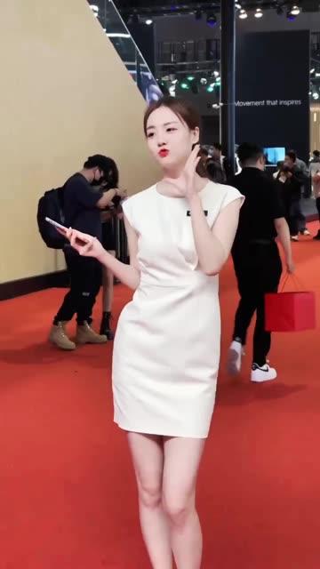 秀人网热门模特！是小逗逗写真作品与日常生活全曝光