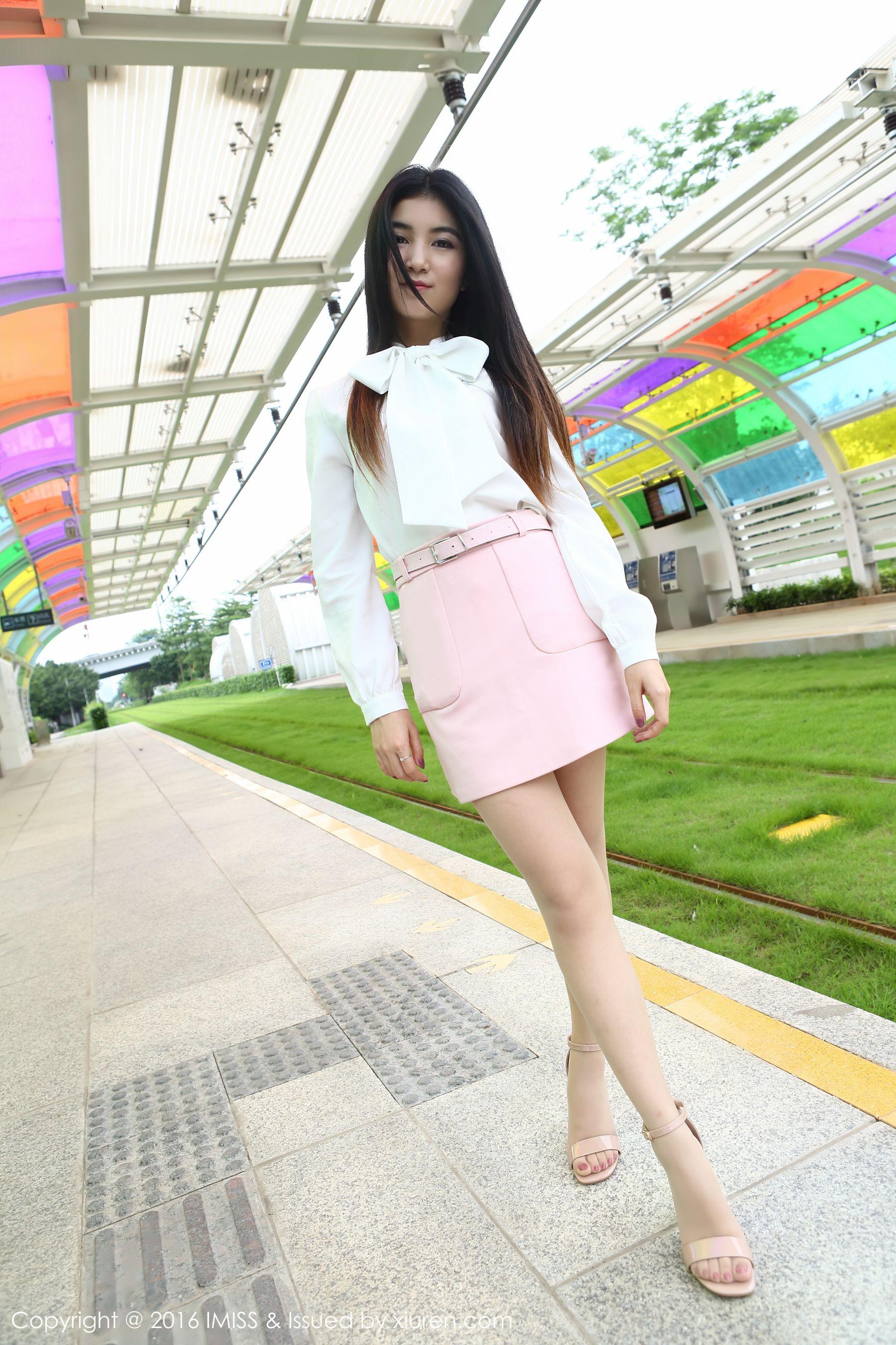 Winki丝姬《街拍丝袜美腿+车内丝袜诱惑》 [爱蜜社IMiss] Vol.094