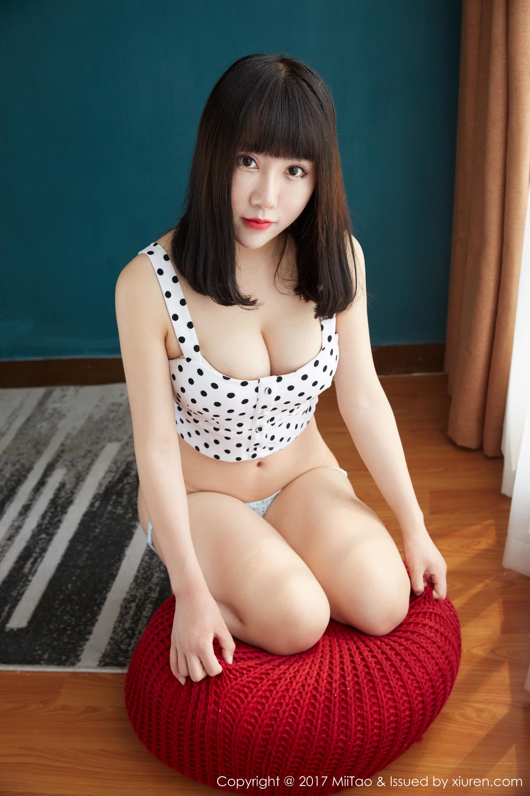 雪碧(夏笑笑)《甜美可爱的妹子，蜜桃美臀》 [蜜桃社MiiTao] VOL.068